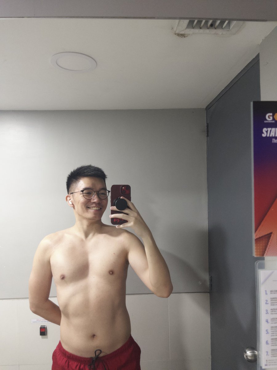 hellounxiety's tweet photo. Ok I got fat(ter). I still hate working at night and I’m still struggling to establish a decent routine to incorporate gym time 😭 https://t.co/tog36JVE4q