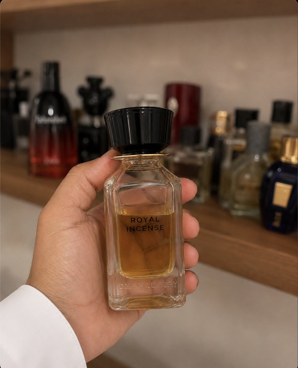 O2012OH's tweet photo. كنت أظن أن عدم إعجابي بعطر يعني بالضرورة أنه ليس جيدًا.

ثم جرّبت Royal Incense، فتغيّرت هذه القناعة.

جودة العطر واضحة، إلا أن اجتماع حلاوة العسل مع الجلد ودخانية اللبان صنع تركيبة لم تنسجم معها ذائقتي، رغم أنني منحته أكثر من فرصة.

عندها أدركت أن جودة العطر شيء… وانسجامه مع ذائقتك شيء آخر 🌹