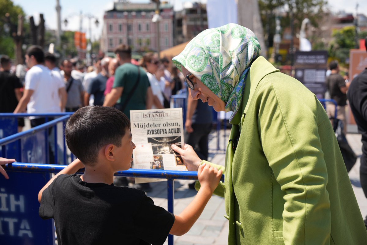 salihademirer's tweet photo. Müjden güzel, sen ayrı güzel…

Ayasofya, asırları aşan sesiyle bugün de aynı heyecanla sesleniyor.

Bugün, Ayasofya-i Kebîr Cami-i Şerifi’nde 86 yıllık hasretin sona ererek yeniden ezan ve secdeyle buluşmasının 6. yıl dönümü.

Bu anlamlı Cuma gününde, o büyük müjdenin hatırasını yaşatan anı gazetemizi kıymetli İstanbullu komşularımızla paylaştık.