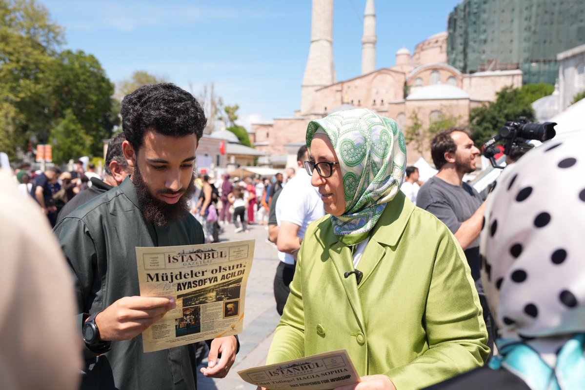 salihademirer's tweet photo. Müjden güzel, sen ayrı güzel…

Ayasofya, asırları aşan sesiyle bugün de aynı heyecanla sesleniyor.

Bugün, Ayasofya-i Kebîr Cami-i Şerifi’nde 86 yıllık hasretin sona ererek yeniden ezan ve secdeyle buluşmasının 6. yıl dönümü.

Bu anlamlı Cuma gününde, o büyük müjdenin hatırasını yaşatan anı gazetemizi kıymetli İstanbullu komşularımızla paylaştık.