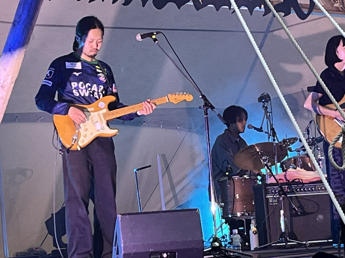 terginho's tweet photo. FUJI ROCK FESTIVAL ‘26
7/24(FRI)  ORANGE ECHO
井上園子(BAND SET)
@vortis_pr のユニフォームで演奏するギターの長尾豪大選手
#フジロック
#徳島とともに最高の瞬間を https://t.co/UDc47fZwVw