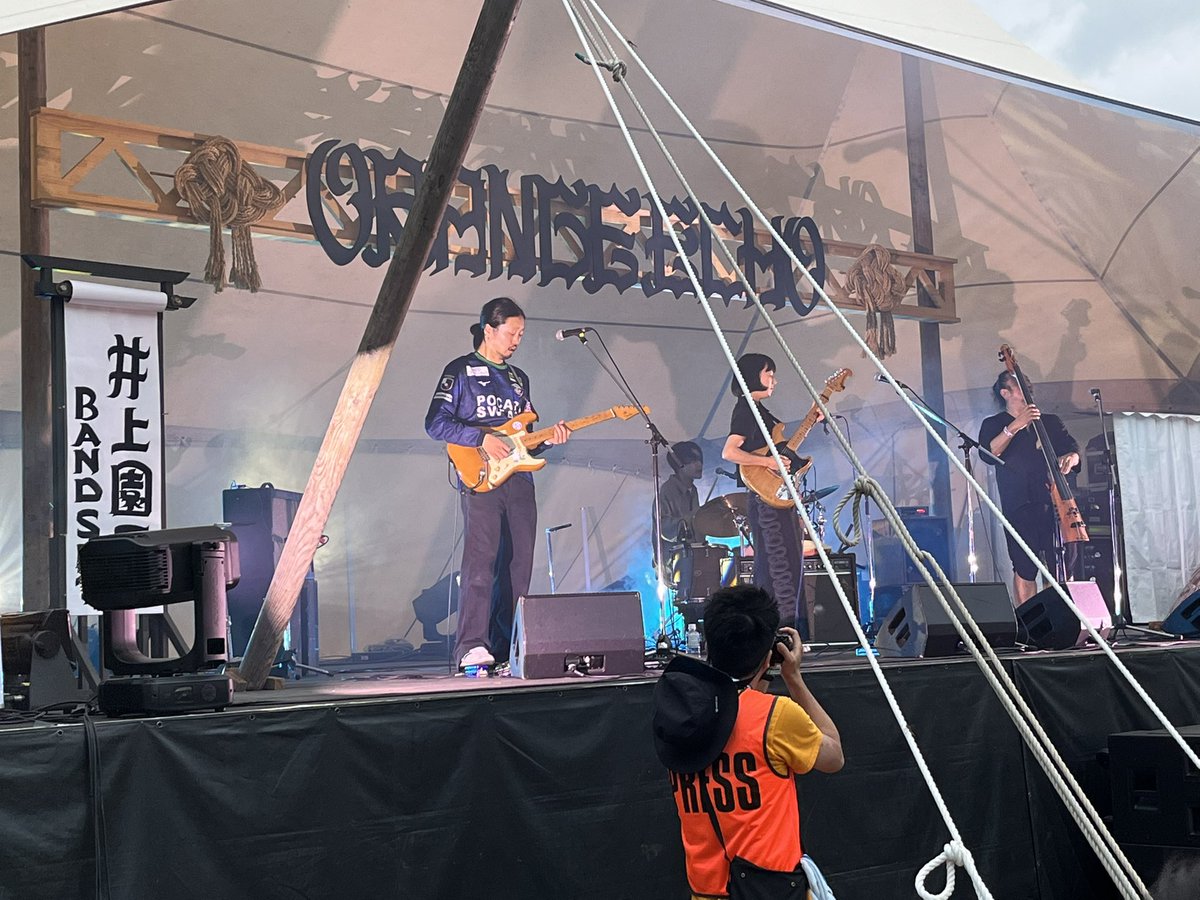 terginho's tweet photo. FUJI ROCK FESTIVAL ‘26
7/24(FRI)  ORANGE ECHO
井上園子(BAND SET)
@vortis_pr のユニフォームで演奏するギターの長尾豪大選手
#フジロック
#徳島とともに最高の瞬間を https://t.co/UDc47fZwVw
