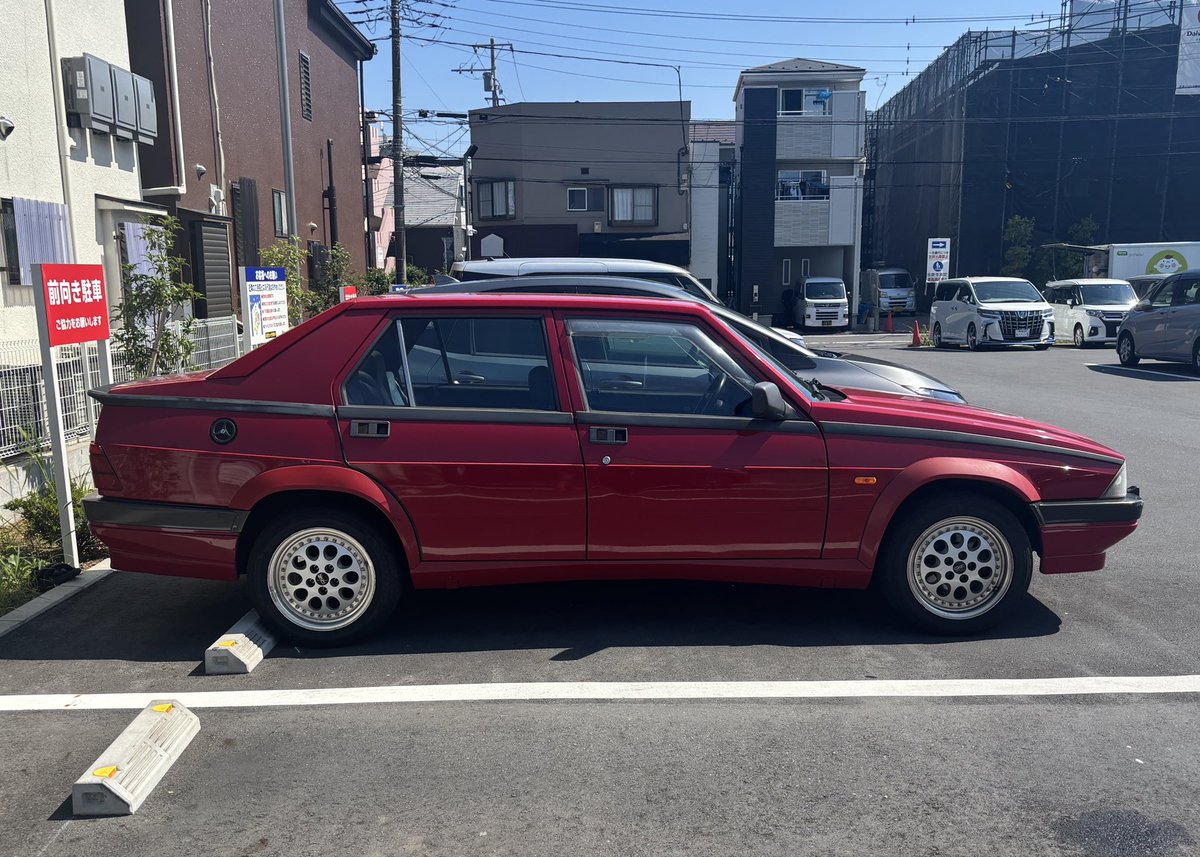 Non_Zebra75's tweet photo. 20日の休日は、
今年厄年だからと
西新井大師さんで、
厄払いと車の交通安全祈願

写真は
資さんうどん足立鹿浜店駐車場にて
ごぼう天
資さんは去年の福岡以来
ちょっと違う感じ

#Alfaromeo75
#アルファロメオ75
#ツインスパーク https://t.co/QqLdNZIb5N