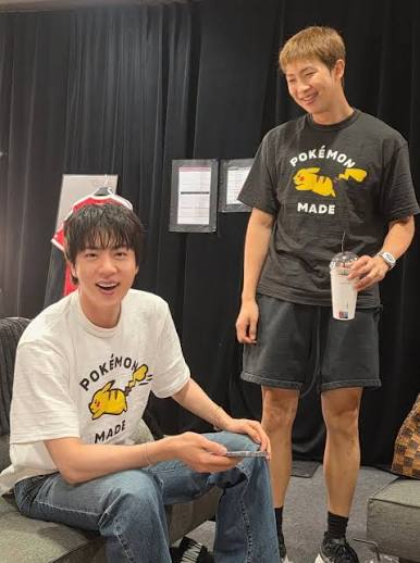 saxwithtae's tweet photo. A love to Dye for
#namjin #ficlet
โCurious. Whatโs your ideal type?โ says Jungkook.
โIโve thought about it a lot. I like contradictions. If somebody could be very serious, but very ridiculous and humorous at the same time, maybe I think I might fall in love."
Link below: https://t.co/AeH1WS2Wyt