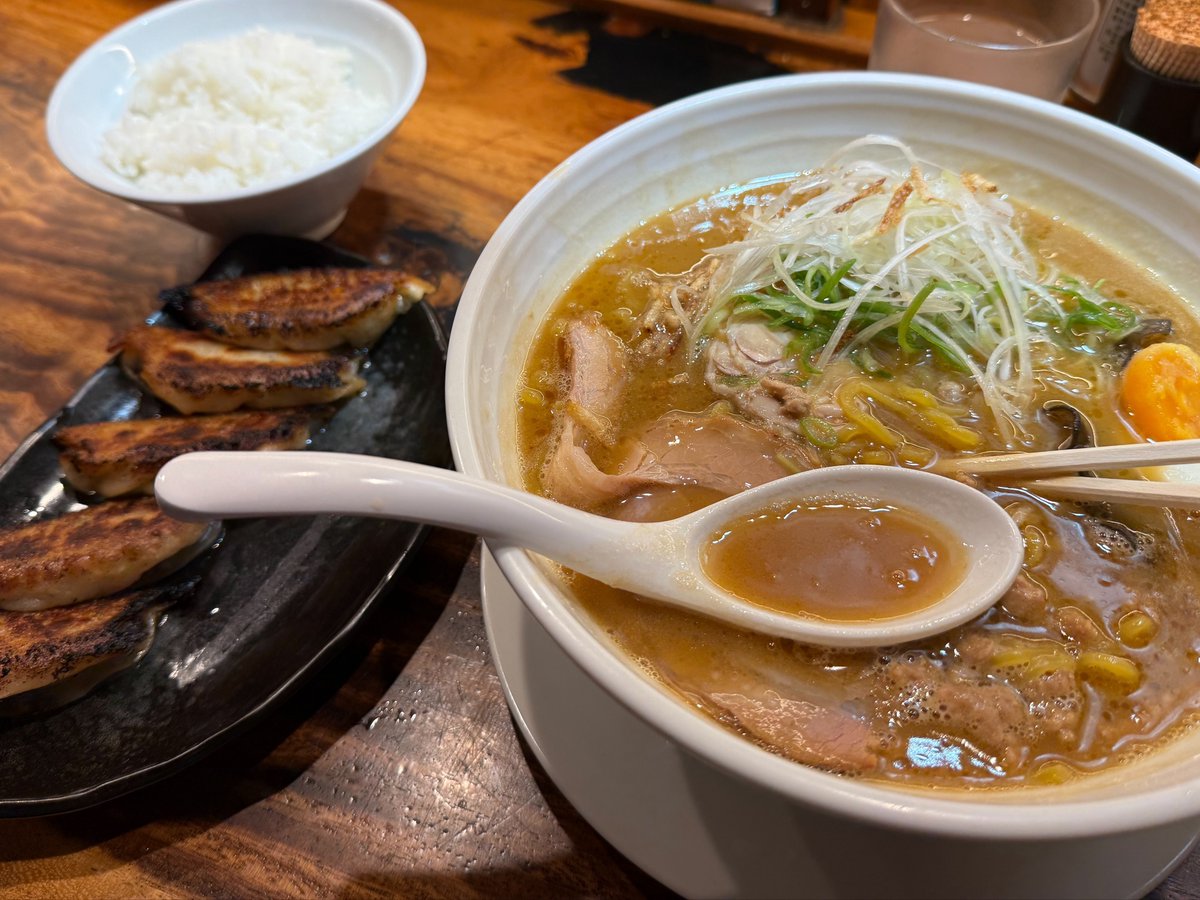 MotiIga's tweet photo. 0時前に眠くなってパルワールドやめて、友達誘ってラーメン食べてきた深夜2時 https://t.co/5eReKdnbz8