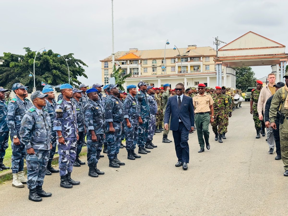 teonguema's tweet photo. Este viernes hemos reactivado nuestro programa de visitas a los cuarteles de Guinea Ecuatorial.

Teniendo en cuenta que me encuentro en esta parte insular del país, el recorrido ha comenzado en la ciudad de Malabo donde hemos inspeccionado el estado de las diferentes infraestructuras militares destacadas en la capital de Bioko Norte.  

El objetivo de estas visitas es supervisar al personal militar y revisar el estado de las instalaciones de las Fuerzas Armadas para tener información sobre las necesidades de cada unidad. Y, precisamente, el responsable de cada cuartel me ha presentado las dolencias de su área de influencia. 

Por lo consiguiente, tras informarme de los pormenores, he autorizado los presupuestos que me han presentado y he recomendado preparar el resto de presupuestos para que se autorice y se empiecen los trabajos lo más pronto posible; a fin de mejorar todas esas infraestructuras para la comunidad de los militares. 

También aprovecho la ocasión para felicitar a las mujeres e hijos de los militares por el recibimiento que hemos sido objeto en todos los cuarteles; con cánticos, ovaciones y muestras de afecto hacia mi persona y mi equipo de trabajo.