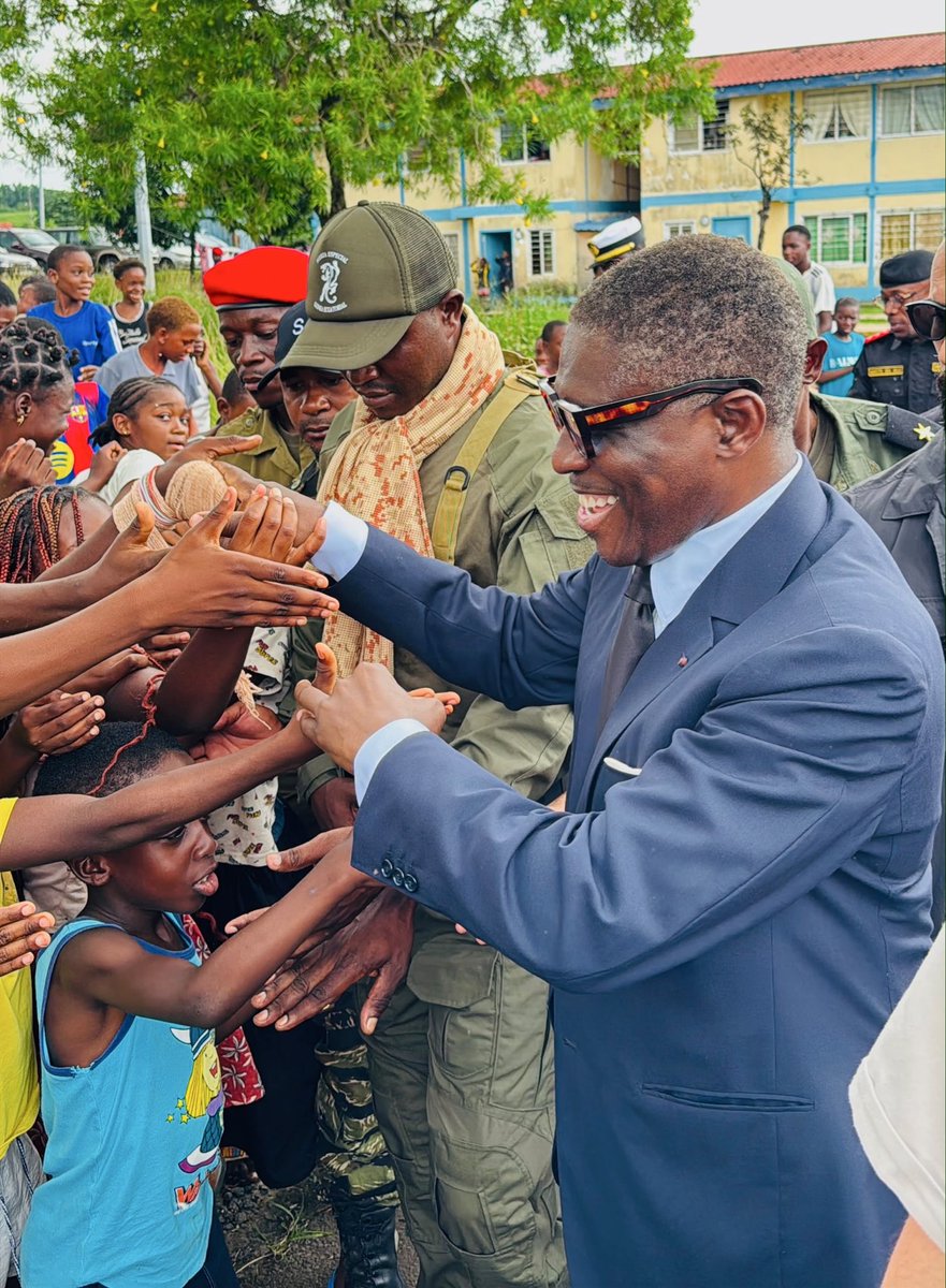 teonguema's tweet photo. Este viernes hemos reactivado nuestro programa de visitas a los cuarteles de Guinea Ecuatorial.

Teniendo en cuenta que me encuentro en esta parte insular del país, el recorrido ha comenzado en la ciudad de Malabo donde hemos inspeccionado el estado de las diferentes infraestructuras militares destacadas en la capital de Bioko Norte.  

El objetivo de estas visitas es supervisar al personal militar y revisar el estado de las instalaciones de las Fuerzas Armadas para tener información sobre las necesidades de cada unidad. Y, precisamente, el responsable de cada cuartel me ha presentado las dolencias de su área de influencia. 

Por lo consiguiente, tras informarme de los pormenores, he autorizado los presupuestos que me han presentado y he recomendado preparar el resto de presupuestos para que se autorice y se empiecen los trabajos lo más pronto posible; a fin de mejorar todas esas infraestructuras para la comunidad de los militares. 

También aprovecho la ocasión para felicitar a las mujeres e hijos de los militares por el recibimiento que hemos sido objeto en todos los cuarteles; con cánticos, ovaciones y muestras de afecto hacia mi persona y mi equipo de trabajo.