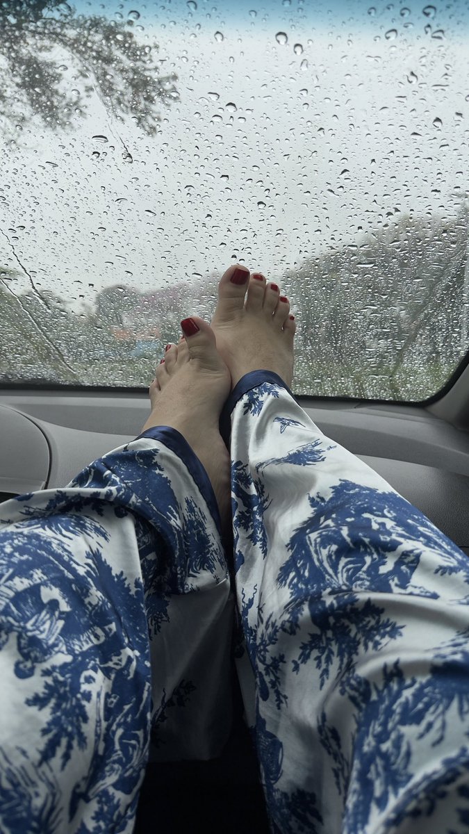 Transfofinha's tweet photo. Dia chuvoso … bom pra fuder no carro. 😏😏😏 https://t.co/KM1TFVC2ET