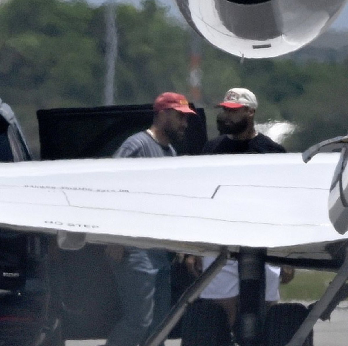 updatetayvis's tweet photo. Travis Kelce was spotted at Palm Beach Airport yesterday, boarding Taylor Swift's jet for Rhode Island. https://t.co/Dbfe5BKOy0