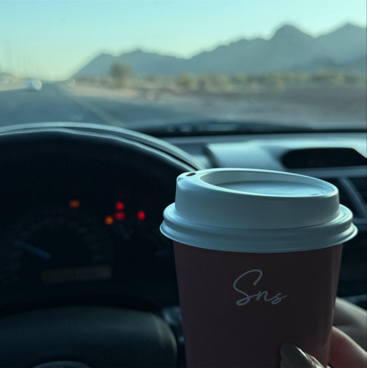 fajar___9's tweet photo. العمر تمضي سنينه والفرص فواته 
ومن تفوته فرصة بيعيش في حسرتها

ما به أحد جاته الدنيا على مشهاته 
لو يصعر خده ويمشي على جرتها

دام ربي باسط لك فضله وخيراته 
وش تبي بالحاجه اللي منت في حاجتها https://t.co/H91psad3e8