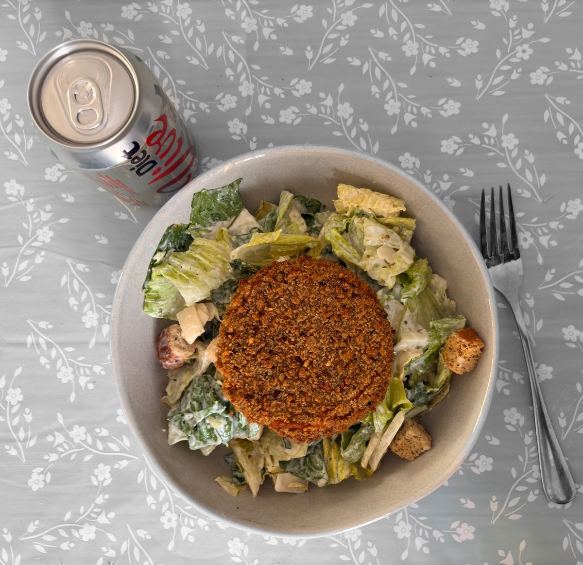 ckezeroh's tweet photo. dinner (478) caesar salad, bean burger &amp; aldi diet coke https://t.co/lxXNPofFKh