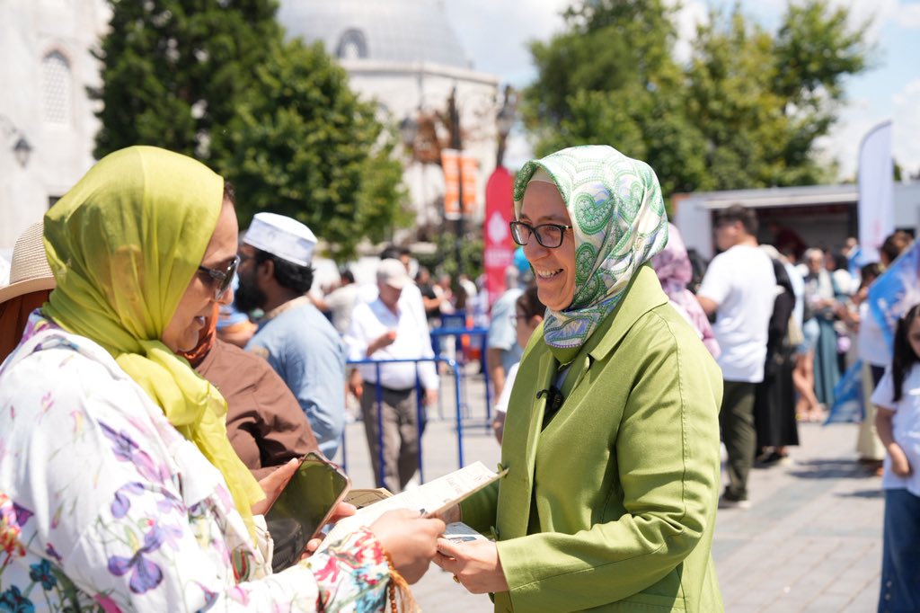 akkadinistanbul's tweet photo. Ayasofya; taşında tarih, kubbesinde dua, minarelerinde milletimizin asırlık sesi olan kutlu miras...

Yeniden ibadete açılışının 6. yıl dönümünde, bu büyük emanetin anlamını ve hafızasını yaşatmak adına hazırladığımız özel gazete sayfasını Ayasofya Meydanı'nda hemşehrilerimizle buluşturduk.

Zincirler kırıldı, ezanlar semaya yükseldi; Ayasofya yeniden milletin sesiyle buluştu.