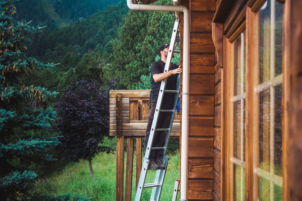 River2RiverLog's tweet photo. Planning for routine staining is part of owning a log home, just like repainting or maintaining other types of homes. #LogHomeRestoration #HowToLogHome #Boise #LogHomeMaintenance https://t.co/qTx3tR0gxJ https://t.co/prNwoAA4T2
