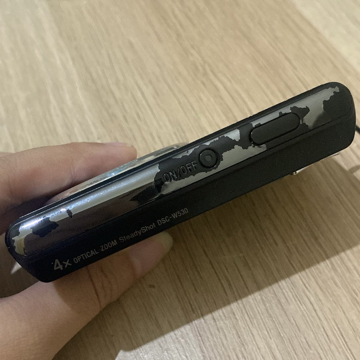 gresseryy's tweet photo. #WTS digicam sony cybershot dsc w530 
black
inc:
- charger
- battery 
- memory
- strap
- charger universal
- pouch

minus : lecet body (bisa lihat di foto)

#digicam #jualdigicam #sonycybershotw530 #sony #kamera #zonauang #wts https://t.co/7TQpSoMbrC