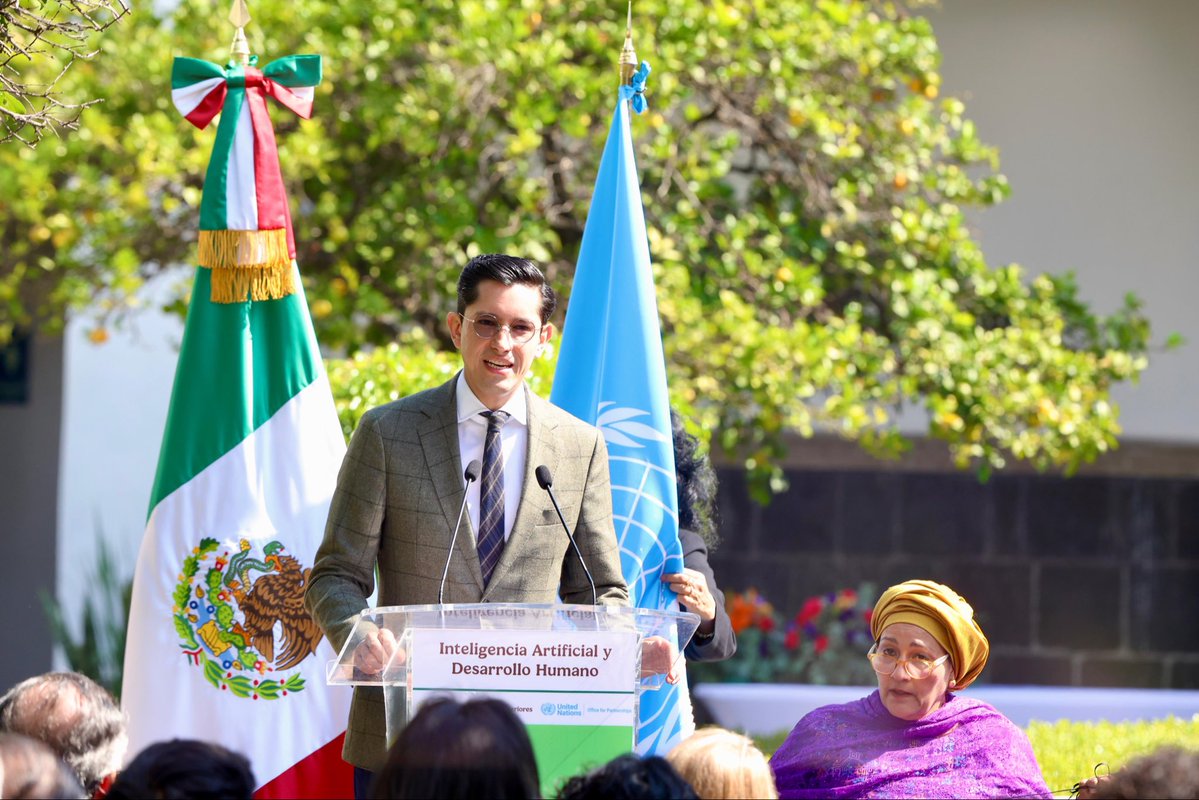 r_velascoa's tweet photo. Esta mañana inauguramos, junto con la vicesecretaria general de la @ONU_es, @AminaJMohammed, la secretaria @rosauraRuiz4 y la secretaria @aliciabarcena, el segundo encuentro sobre Inteligencia Artificial y Desarrollo Humano, en el Antiguo Colegio de la Santa Cruz de Tlatelolco: la primera institución de educación superior del continente, fundada en 1536, donde se enseñó en náhuatl, latín y castellano.

Casi quinientos años después, nos reunimos aquí para responder una pregunta definitoria de nuestro tiempo: ¿qué nos hace humanos en la era de la inteligencia artificial? Desde el humanismo mexicano, la respuesta es la empatía: la capacidad de reconocernos en la otra persona. 

El desarrollo tecnológico solo tiene sentido cuando pone a las personas en el centro, amplía derechos, reduce desigualdades y fortalece la dignidad humana. Porque el futuro no se programa únicamente con algoritmos, se construye con valores.