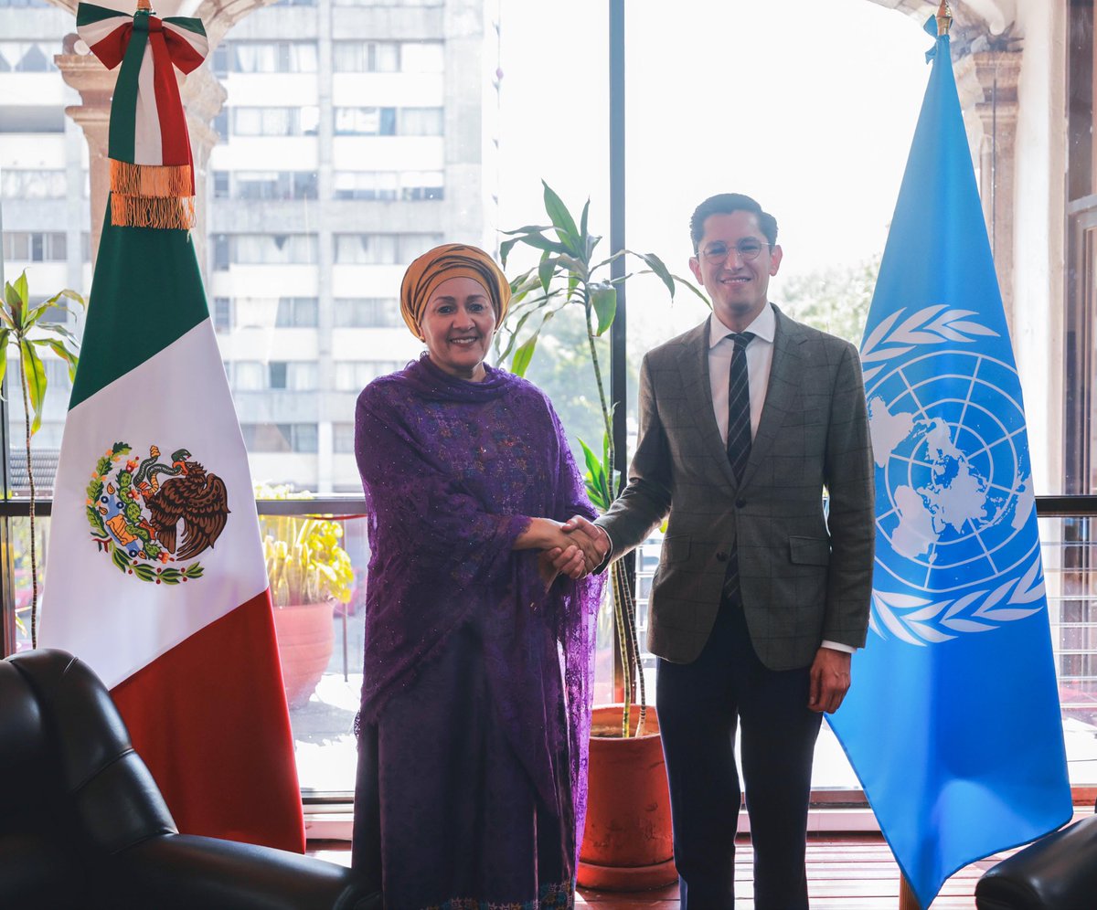 r_velascoa's tweet photo. Esta mañana inauguramos, junto con la vicesecretaria general de la @ONU_es, @AminaJMohammed, la secretaria @rosauraRuiz4 y la secretaria @aliciabarcena, el segundo encuentro sobre Inteligencia Artificial y Desarrollo Humano, en el Antiguo Colegio de la Santa Cruz de Tlatelolco: la primera institución de educación superior del continente, fundada en 1536, donde se enseñó en náhuatl, latín y castellano.

Casi quinientos años después, nos reunimos aquí para responder una pregunta definitoria de nuestro tiempo: ¿qué nos hace humanos en la era de la inteligencia artificial? Desde el humanismo mexicano, la respuesta es la empatía: la capacidad de reconocernos en la otra persona. 

El desarrollo tecnológico solo tiene sentido cuando pone a las personas en el centro, amplía derechos, reduce desigualdades y fortalece la dignidad humana. Porque el futuro no se programa únicamente con algoritmos, se construye con valores.