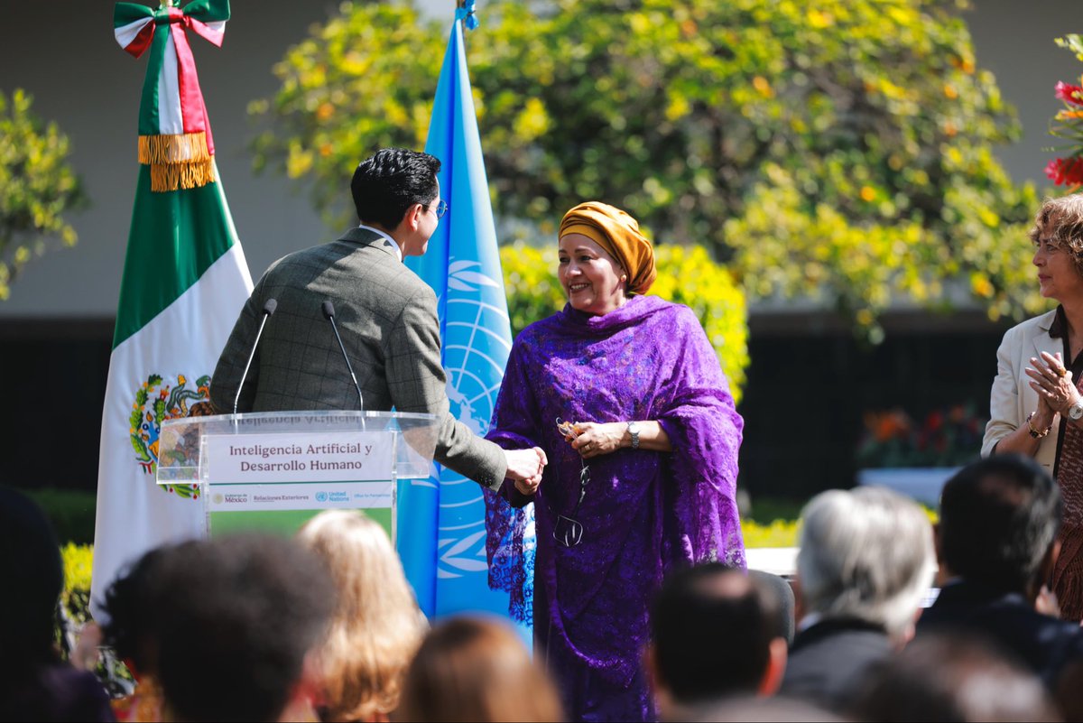 r_velascoa's tweet photo. Esta mañana inauguramos, junto con la vicesecretaria general de la @ONU_es, @AminaJMohammed, la secretaria @rosauraRuiz4 y la secretaria @aliciabarcena, el segundo encuentro sobre Inteligencia Artificial y Desarrollo Humano, en el Antiguo Colegio de la Santa Cruz de Tlatelolco: la primera institución de educación superior del continente, fundada en 1536, donde se enseñó en náhuatl, latín y castellano.

Casi quinientos años después, nos reunimos aquí para responder una pregunta definitoria de nuestro tiempo: ¿qué nos hace humanos en la era de la inteligencia artificial? Desde el humanismo mexicano, la respuesta es la empatía: la capacidad de reconocernos en la otra persona. 

El desarrollo tecnológico solo tiene sentido cuando pone a las personas en el centro, amplía derechos, reduce desigualdades y fortalece la dignidad humana. Porque el futuro no se programa únicamente con algoritmos, se construye con valores.