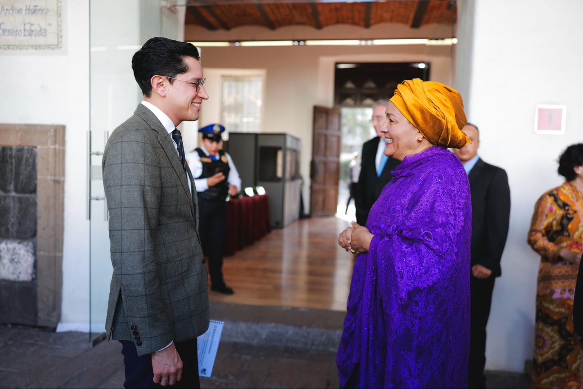 r_velascoa's tweet photo. Esta mañana inauguramos, junto con la vicesecretaria general de la @ONU_es, @AminaJMohammed, la secretaria @rosauraRuiz4 y la secretaria @aliciabarcena, el segundo encuentro sobre Inteligencia Artificial y Desarrollo Humano, en el Antiguo Colegio de la Santa Cruz de Tlatelolco: la primera institución de educación superior del continente, fundada en 1536, donde se enseñó en náhuatl, latín y castellano.

Casi quinientos años después, nos reunimos aquí para responder una pregunta definitoria de nuestro tiempo: ¿qué nos hace humanos en la era de la inteligencia artificial? Desde el humanismo mexicano, la respuesta es la empatía: la capacidad de reconocernos en la otra persona. 

El desarrollo tecnológico solo tiene sentido cuando pone a las personas en el centro, amplía derechos, reduce desigualdades y fortalece la dignidad humana. Porque el futuro no se programa únicamente con algoritmos, se construye con valores.