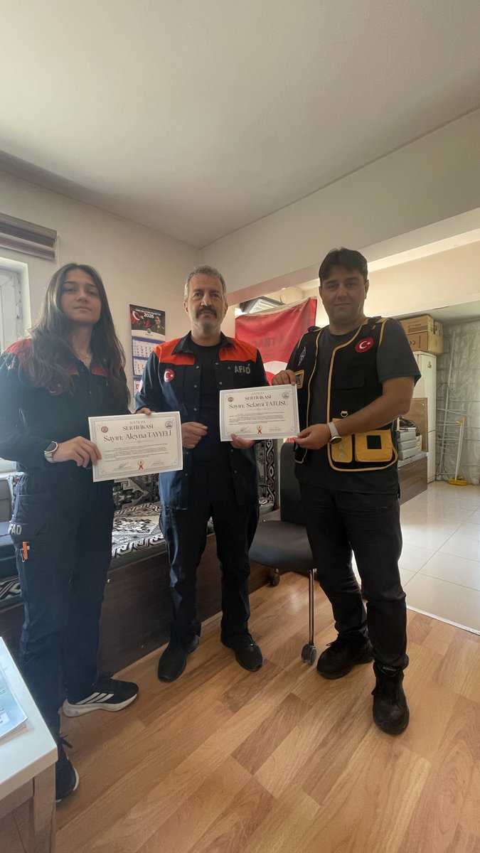 ErzurumTrac's tweet photo. TRAC ERZURUM  ( YM9KE ): AFAD Haberleşme personellerine Katılım Sertifikala... https://t.co/aYbUjF5fIY https://t.co/xl2UF4jZau