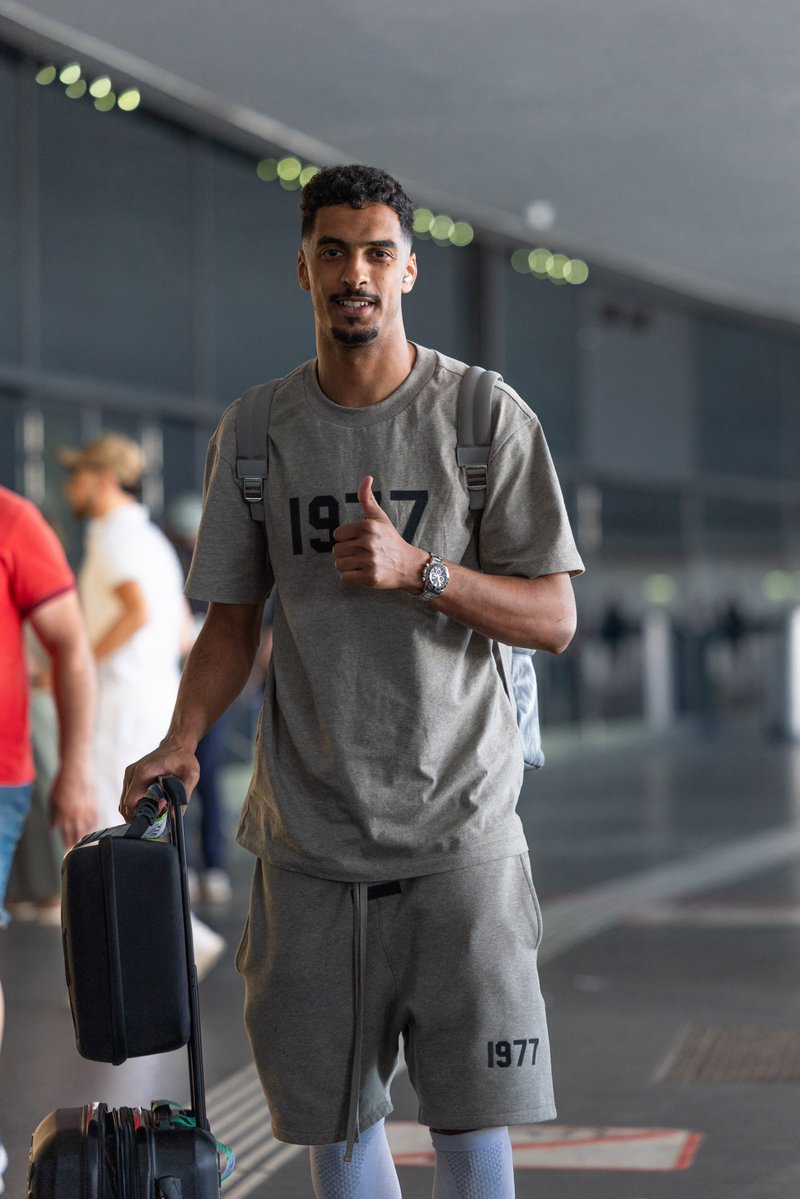 AlShababSaudiFC's tweet photo. ياهلا باللي عوّد 🤩
علي الأسمري يلتحق بـ #ليوثنا_في_النمسا 🇦🇹

#يلا_شباب | #الأسمري_شبابي https://t.co/hCI2hwdhPm