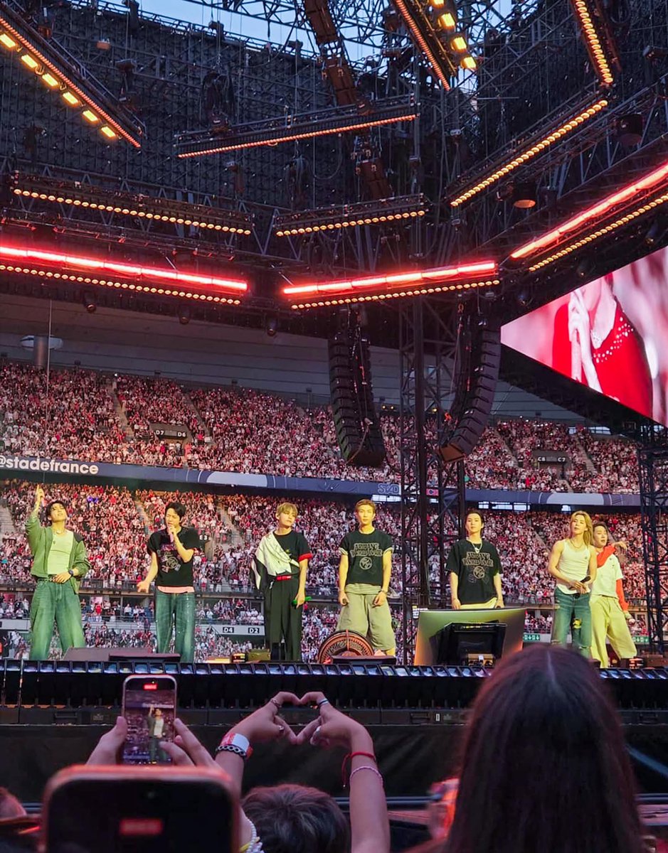ARMYFRANCE_'s tweet photo. [@BTS_twt x Concerts]

BTS ARIRANG TOUR À PARIS 🇫🇷

C’était il y a une semaine déjà…

Merci à BTS pour ces deux soirées inoubliables et à tous les ARMYs qui ont fait briller le Stade de France de leurs voix, de leurs lumières et de leur amour. ✨

On vous partage quelques souvenirs pour se replonger dans cette ambiance si spéciale. N’hésitez pas à partager vos propres photos en commentaire. ☺️ 

Paris est magique, Paris est imbattable !💜

Ce n'est qu'un au revoir 🫶