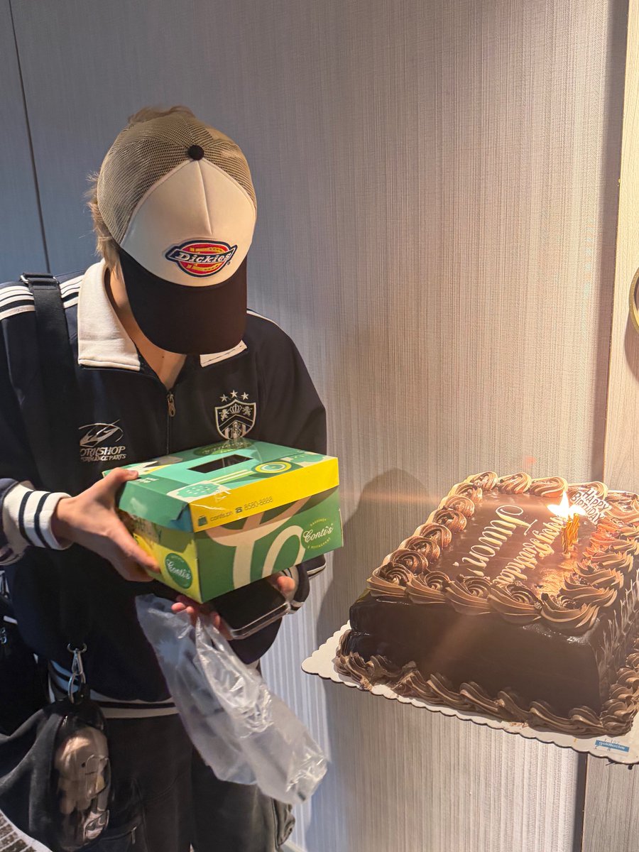 kangdaniel0701's tweet photo. AAAAHHHHH the staff bought cakes for juwon 🥺

and is that a goldilocks cake? If so, I never thought I’d see the day a goldilocks cake would make its wvr debut. 😂 https://t.co/pzg5B9KCJg