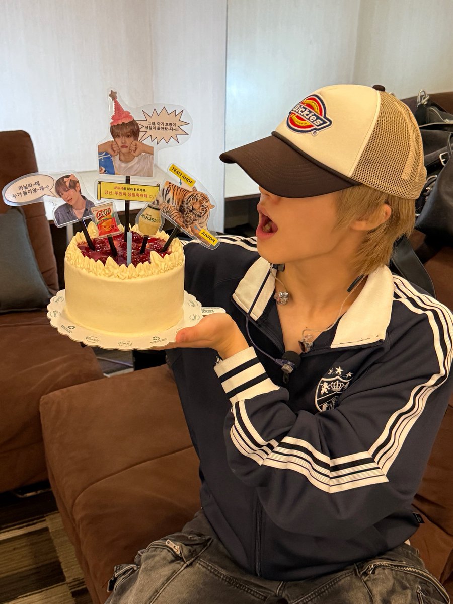 kangdaniel0701's tweet photo. AAAAHHHHH the staff bought cakes for juwon 🥺

and is that a goldilocks cake? If so, I never thought I’d see the day a goldilocks cake would make its wvr debut. 😂 https://t.co/pzg5B9KCJg