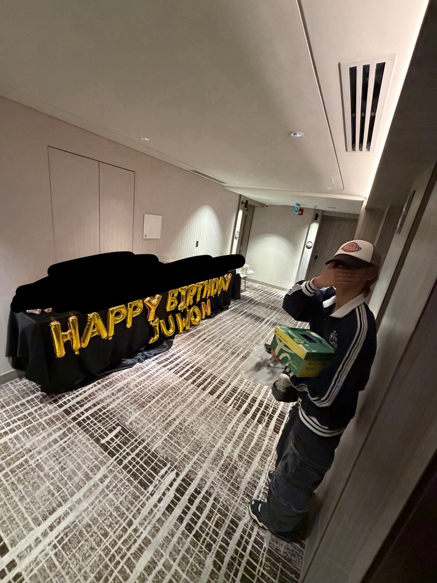 kangdaniel0701's tweet photo. AAAAHHHHH the staff bought cakes for juwon 🥺

and is that a goldilocks cake? If so, I never thought I’d see the day a goldilocks cake would make its wvr debut. 😂 https://t.co/pzg5B9KCJg