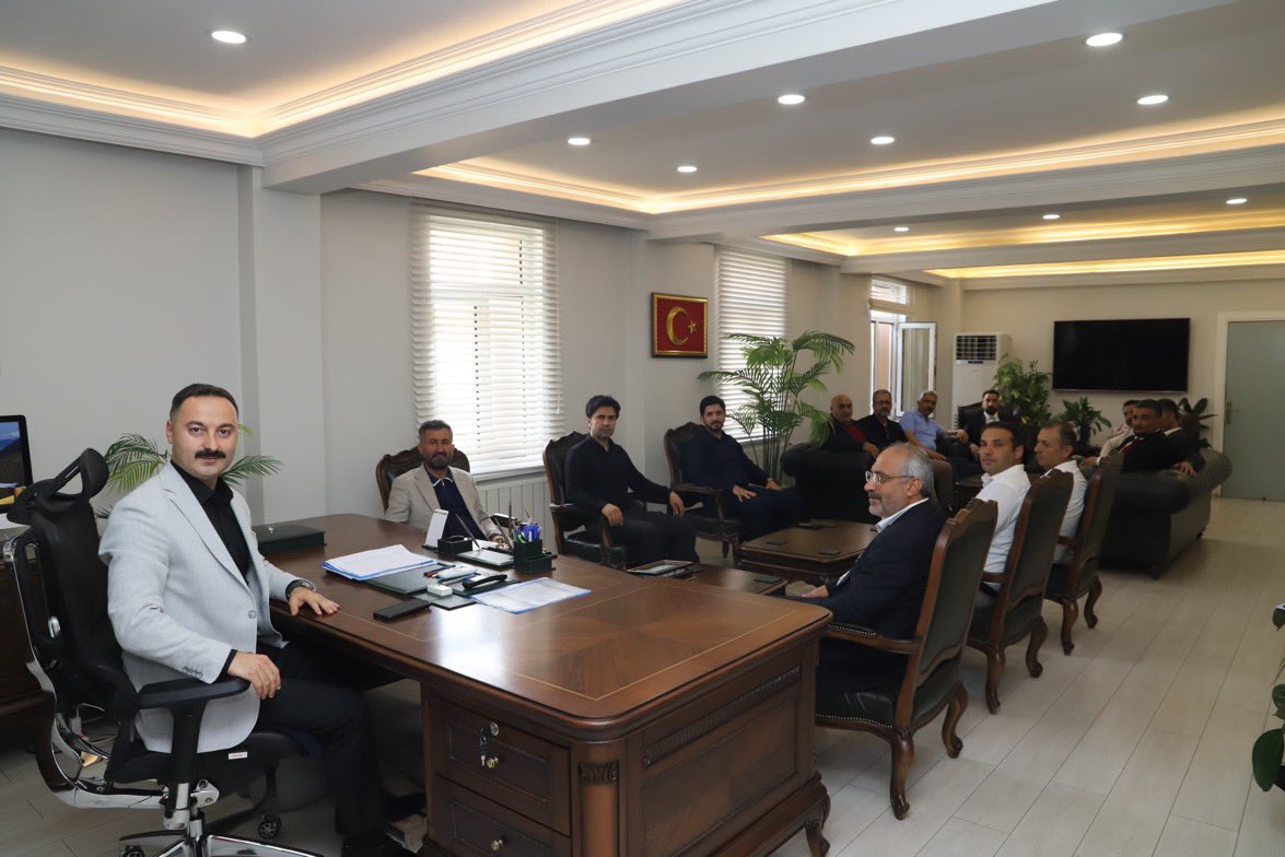 Dtilhamiyildiz's tweet photo. İlçe başkanlarımızla birlikte Doğubayazıt Kaymakamı Sayın Mustafa Ayvat’ı makamında ziyaret ederek hayırlı olsun dileklerimizi ilettik.

Nazik ev sahipliği ve samimi misafirperverliği dolayısıyla Sayın Kaymakamımıza teşekkür ediyor, yeni görevinde üstün başarılar diliyoruz.

Doğubayazıt’ımızın ve serhat şehrimiz Ağrı’nın gelişimi için kurumlarımızla iş birliği ve ortak akıl anlayışıyla çalışmaya devam edeceğiz.