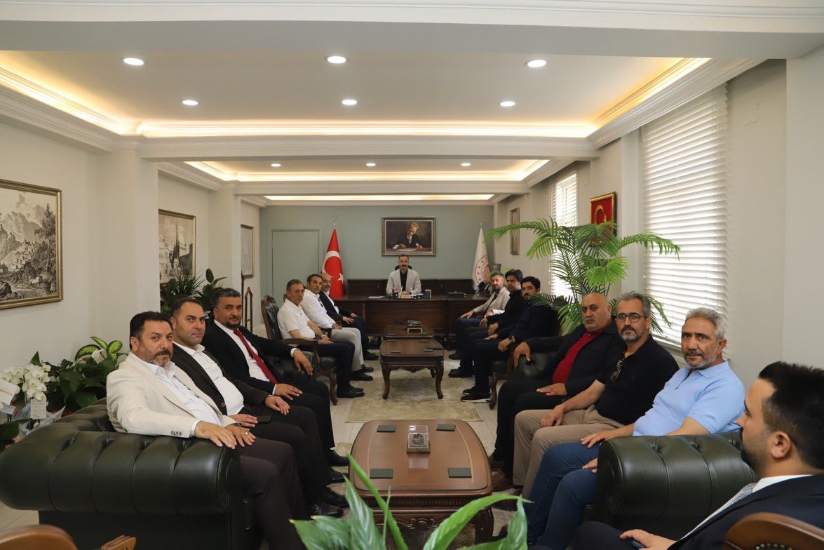 Dtilhamiyildiz's tweet photo. İlçe başkanlarımızla birlikte Doğubayazıt Kaymakamı Sayın Mustafa Ayvat’ı makamında ziyaret ederek hayırlı olsun dileklerimizi ilettik.

Nazik ev sahipliği ve samimi misafirperverliği dolayısıyla Sayın Kaymakamımıza teşekkür ediyor, yeni görevinde üstün başarılar diliyoruz.

Doğubayazıt’ımızın ve serhat şehrimiz Ağrı’nın gelişimi için kurumlarımızla iş birliği ve ortak akıl anlayışıyla çalışmaya devam edeceğiz.