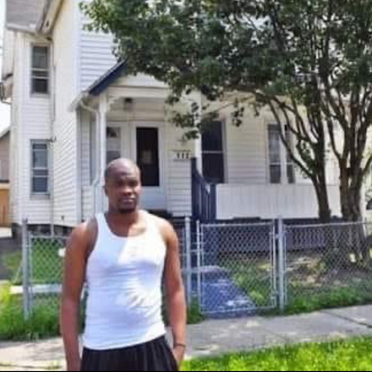 feelgoodtale's tweet photo. 32-year-old Aaron Tucker of Bridgeport, Connecticut, was just a week out of jail and had a job interview. So early that morning he grabbed the dress shirt the halfway house had given him and headed off on the bus. A ways down the road, the bus driver spotted a car that had just hit a tree and flipped over. Aaron ran out of the bus, kneeled down and unbuckled the driver. He pulled him away from the wreckage and kept telling him, “you're gonna be ok.” Moments later, the car was covered in flames. Aaron took off his nice, clean shirt and used it to help stop the driver's head from bleeding. A few minutes later, firefighters and EMTs arrived. Aaron missed his job interview that day. It was important to him but something else became much more important. Says Aaron, "… a job can come and go, but a life is one time thing."

When members of the community heard about his story, they started a GoFundMe page and raised more than $60,000 for him. He also had many job offers to choose from.