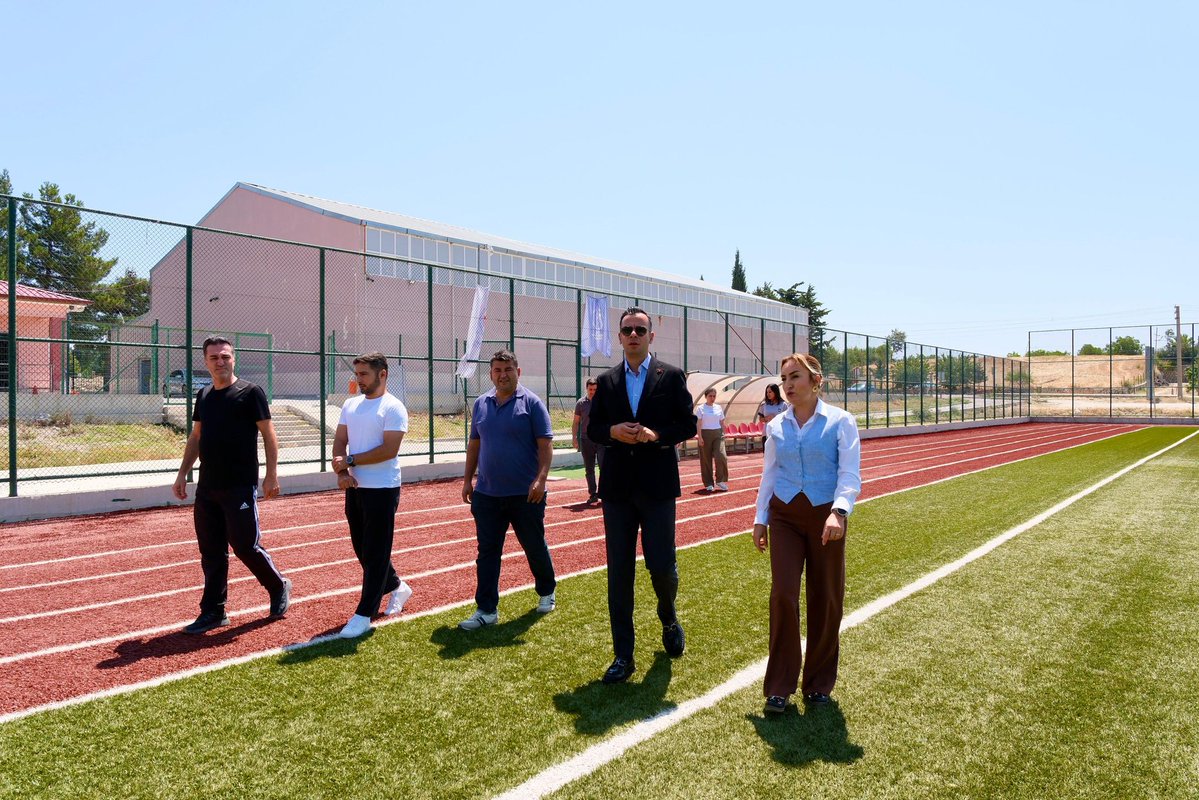 GulnarKaymakam's tweet photo. 📍🏅 Kaymakamımız Emrah ASLAN, İlçe Gençlik ve Spor Müdürlüğünü ziyaret ederek yapımı devam eden Gençlik Merkezi çalışmalarını yerinde inceledi.

🏃‍♂️ Ziyaret kapsamında yürütülen çalışmalar hakkında bilgi alan Kaymakamımız, personele görevlerinde kolaylıklar diledi. 🤝 https://t.co/nnZAKLROu7