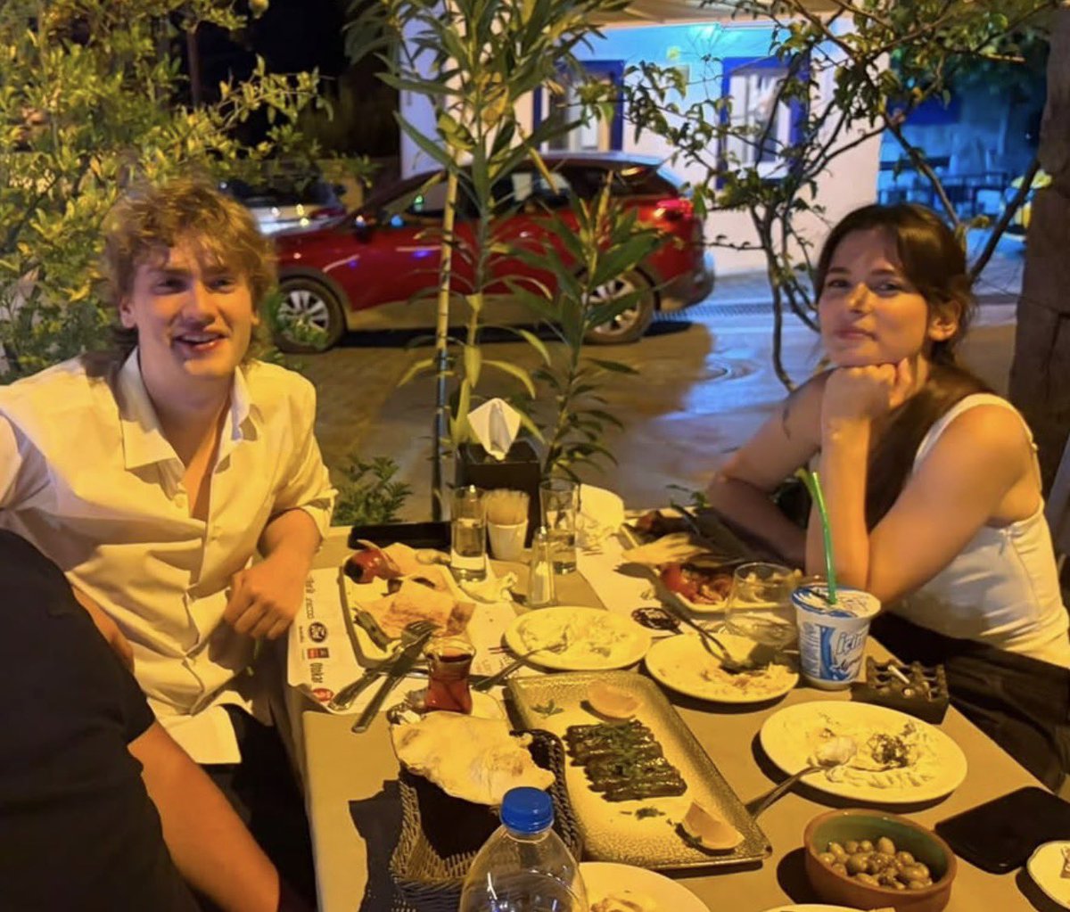 bizdeyamukolmaz's tweet photo. helin’in üstündeki elbise gibi geldi bacakları üşümesin diye siyah şal istenmiş gibi durmuyor mu? https://t.co/HMp9skjk8H