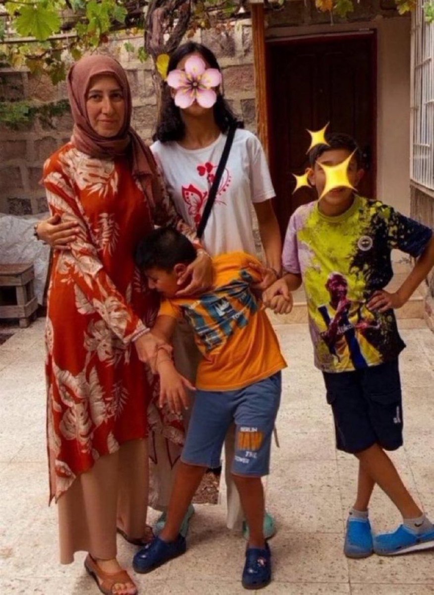 TutsakBebekler's tweet photo. Özel gereksinimli bir çocuğun en büyük güvencesi, ona bakım veren ailesidir. %95 zihinsel, fiziksel ve görme engelli 8 yaşındaki İhsan ise annesinden ayrı büyümek zorunda bırakılıyor. Fen Bilgisi öğretmeni Venhar Can, AİHM kararına rağmen Kasım 2025'ten bu yana cezaevinde. Bu ayrılığın en ağır sonucunu yine bir çocuk yaşıyor.

AsumanBirinci AcilTedavi
@acikcenk