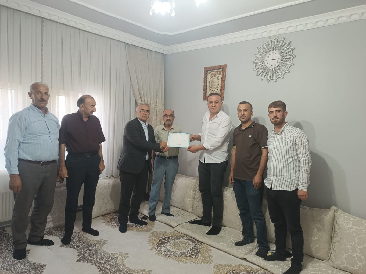 AkMazidagi's tweet photo. 📍 Üye Ziyaretleri

İlçe Başkanımız Sn. Mehmet Denli, İl Yönetim Kurulu Üyemiz Sn. Ahmet Azun ve Gençlik Kolları Başkanımız Sn. Şeyhmus Yabu ile birlikteüyelerimizi ziyaret ettik.

Cumhurbaşkanımızve Genel Başkanımız Sayın Recep Tayyip Erdoğan'ınimzalı teşekkür belgelerini,verdik https://t.co/fTGVof4B2d