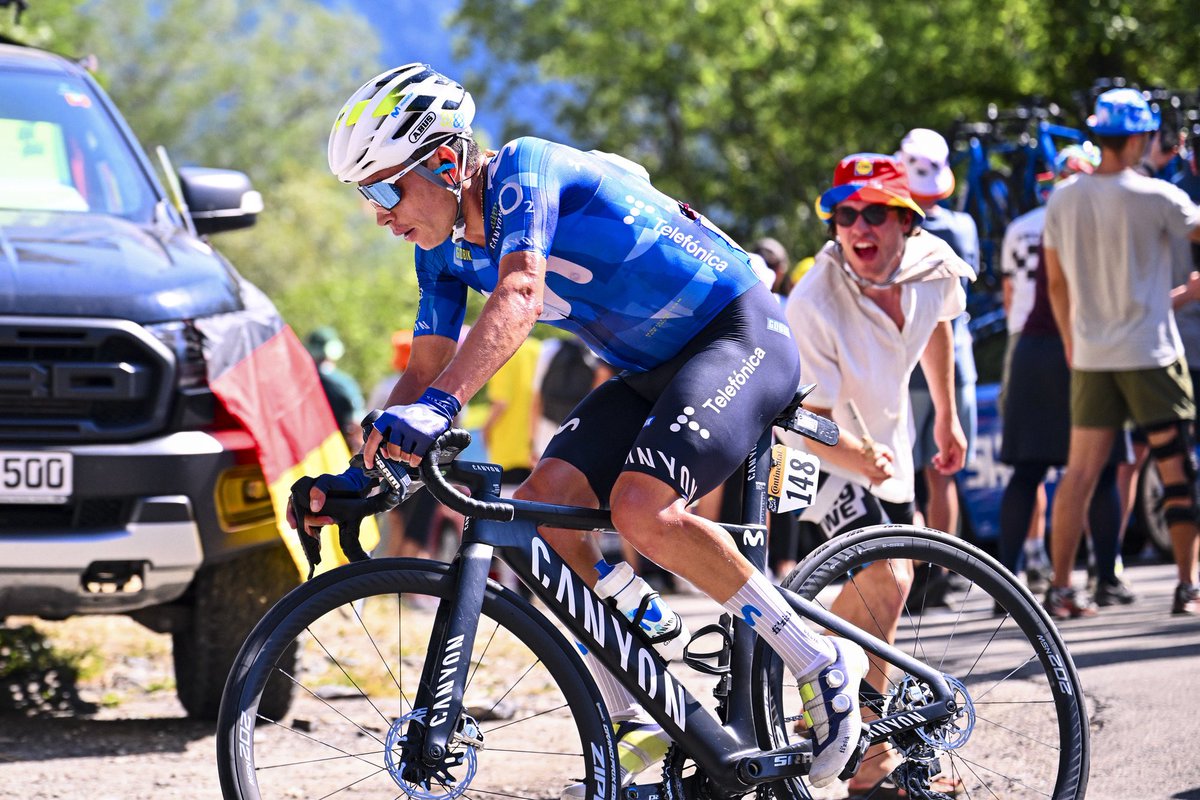 Movistar_Team's tweet photo. Einer Rubio ha recibido alrededor de 20 puntos de sutura en la cara tras el accidente que ha sufrido durante la ascensión a Alpe d'Huez.

El colombiano va a ser trasladado a un hospital de Grenoble, donde se le realizarán nuevas pruebas para determinar el alcance de las lesiones. https://t.co/WAqLoJJMAA