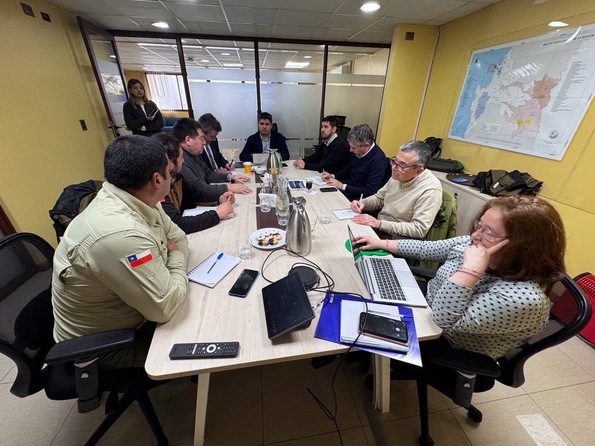CONAFBiobio's tweet photo. 📍 #CONCEPCIÓN| 🌿 Se realizó la primera Mesa Regional de Gestión del Cambio #SBAP–#CONAF, para coordinar el traspaso de las Áreas Silvestres Protegidas del Estado
🤝 Participaron el gerente de ASP de CONAF, Ítalo Rossi, y el director regional (s) de CONAF Biobío, Francisco Pozo https://t.co/6h0UXudhSv