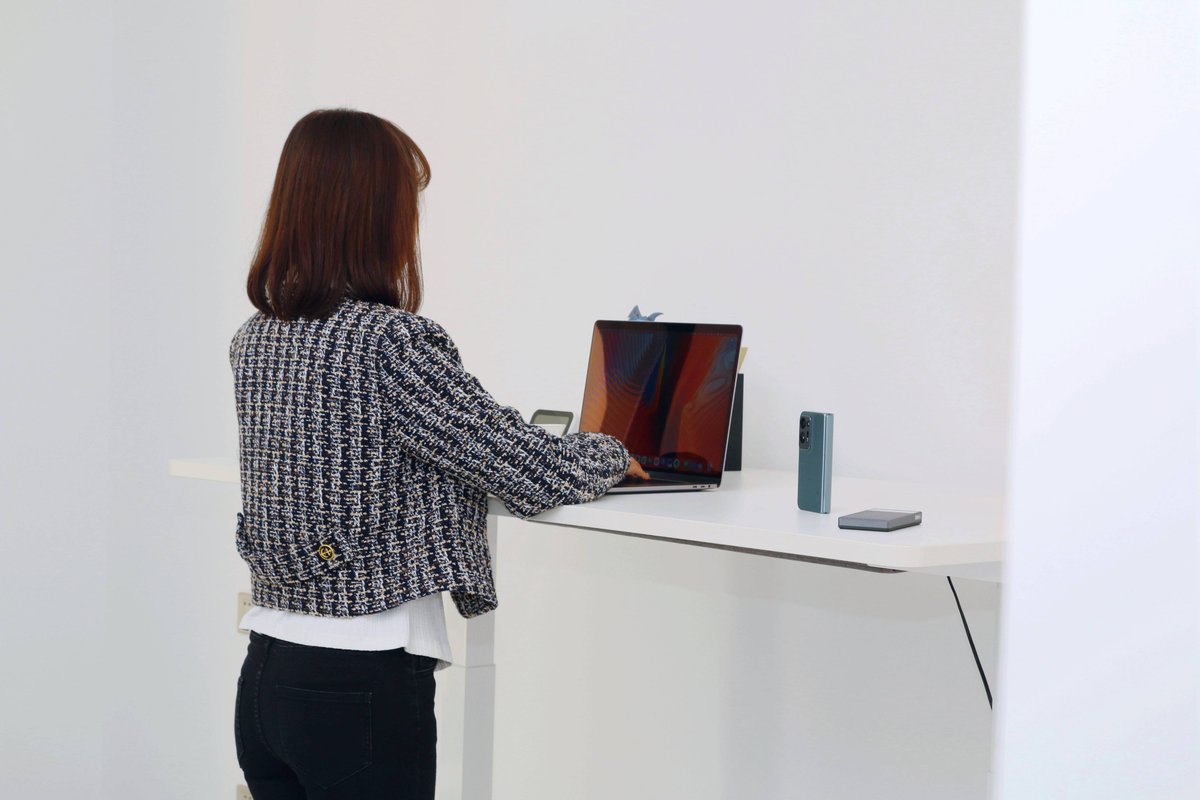 ZAfMd9iXGLpBL7c's tweet photo. Just tested a game-changing smart desk that adjusts height with one tap—no more back pain! https://t.co/7q2nRi2Lh1