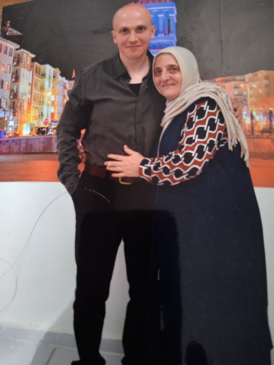 mzyilmaz08's tweet photo. Yiğidim bugün doğum günün.Yanında olamamak beni ne kadar üzdüğünu söy lesemde tarifi yok.İlk göz ağrım ,sensiz bir saniyem bile geçmiyor.Yeni yaşın sana sağlık afiyet özgürlük getirsin.seni çok seviyoruz.İyi ki benim oğlumsun.❤️ https://t.co/mcVUjhfl5W