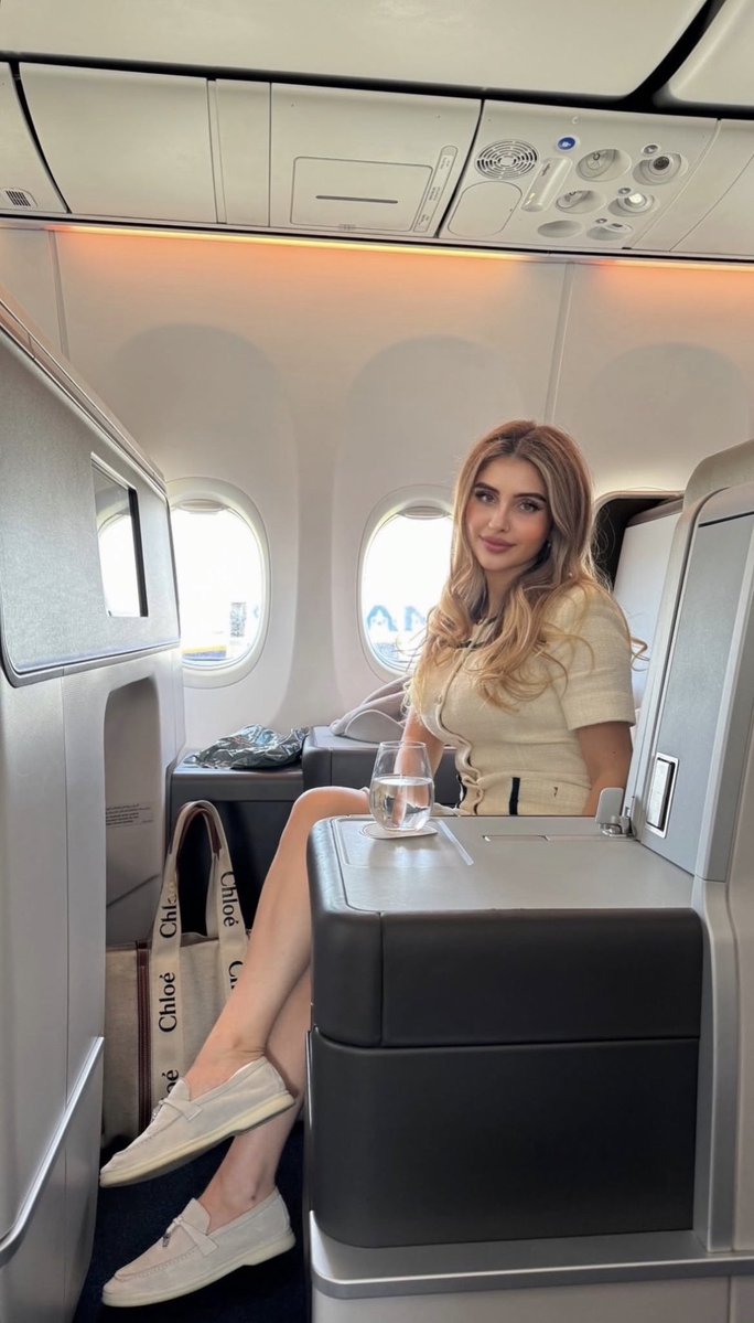 _riyah__'s tweet photo. Time to escapee 🇺🇸 ☁️✈️ https://t.co/pjY1y6t02h