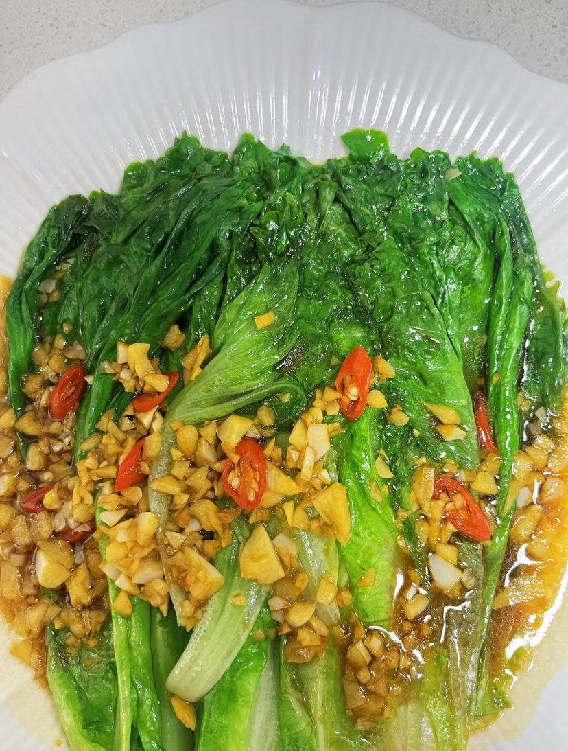 ALGhamdyTalal's tweet photo. 下班速煮蚝油生菜！油热爆香蒜片，下生菜翻两下浇1勺蚝油，脆嫩入味5分钟搞定，减脂餐也能香到舔盘～ https://t.co/7121WMzscU