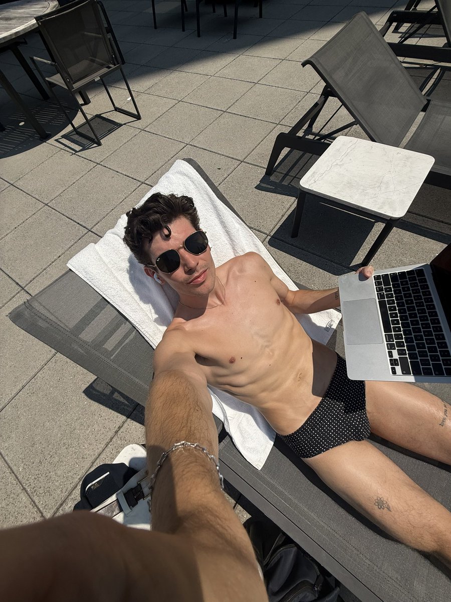 jckrynn's tweet photo. wfh maxxing https://t.co/rMPHLkFQKH