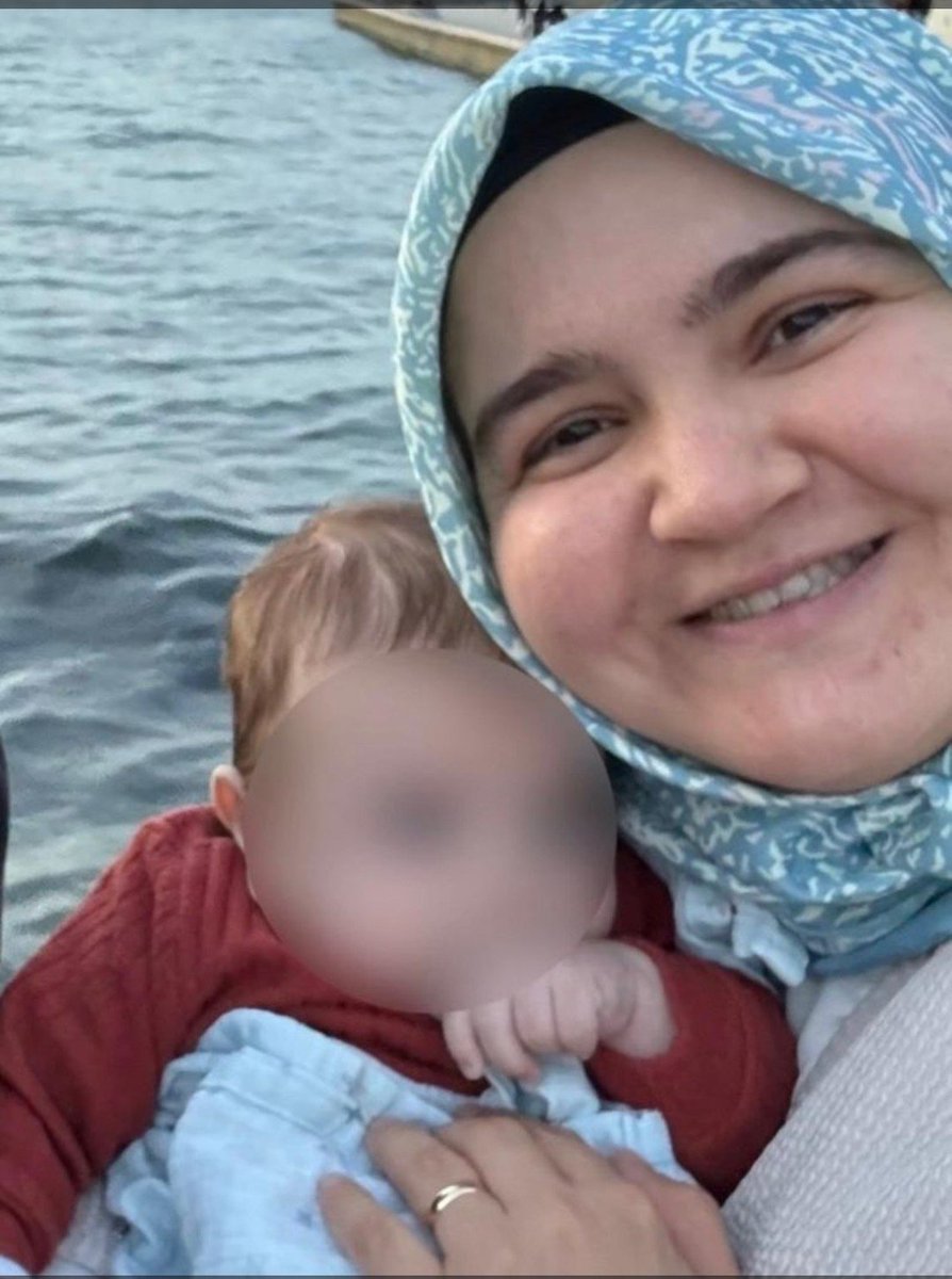 TutsakBebekler's tweet photo. Ebe Rümeysa Şanal, 12 Haziran 2026'dan bu yana cezaevinde. 9 aylık bebeği Emin sağlık sorunları nedeniyle annesinin bakımına ihtiyaç duyuyor. Buna rağmen, 5275 sayılı Kanun kapsamında infaz erteleme hakkından yararlandırılmıyor. Anne ve bebeğin üstün yararı gözetilmelidir.
@dmtevgar 
AsumanBirinci AcilTedavi