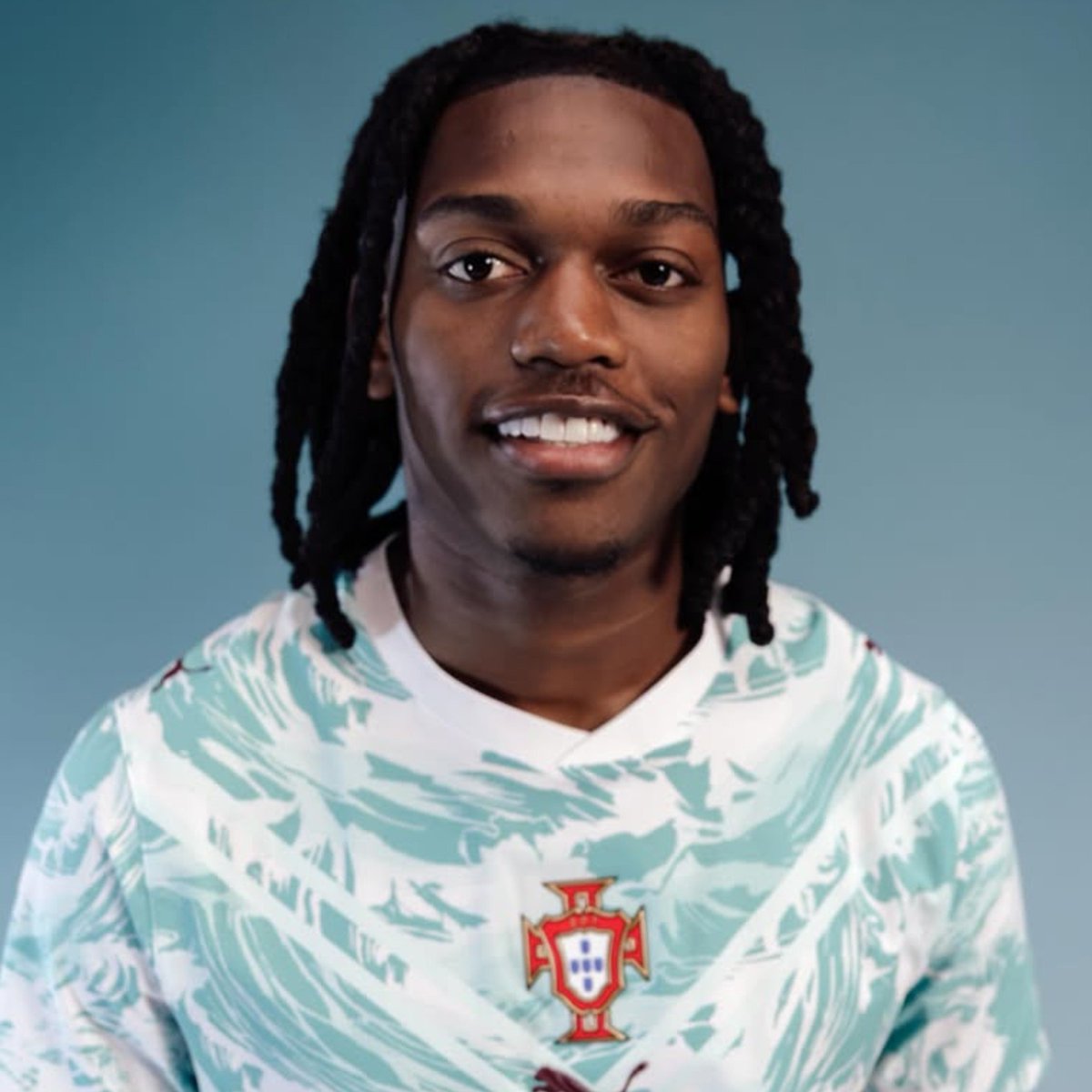 forzacimbom's tweet photo. Rafael Leao, F. Bahçe'ye transfer olmaya sıcak bakmıyor. Oyuncu Şampiyonlar Ligi'nde oynamak istiyor. (MilanNews) https://t.co/PwHjJnPsGN