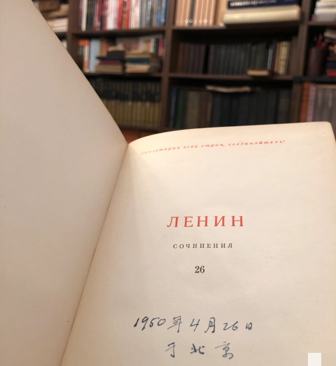 GKAMBJ_'s tweet photo. Tackled my cluttered bookshelf today! Donated 3 untouched vintage cookbooks to the neighborhood swap. Less stuff, more calm ， https://t.co/rboGg8hpot