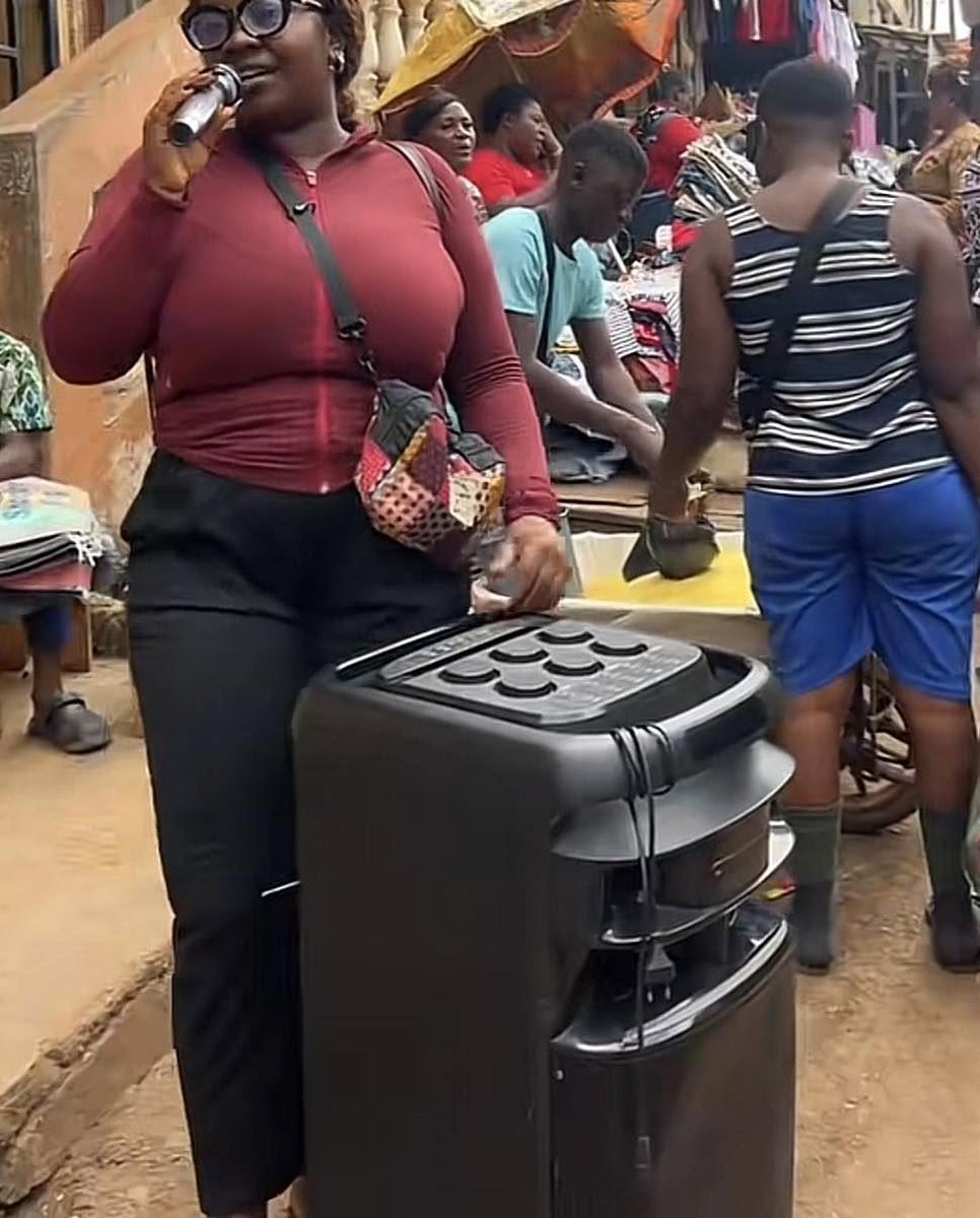 TeleAsuOfficiel's tweet photo. 🤌COUP DE COEUR - Notre coup de cœur de cette semaine est la tiktokeuse Nchang Belinga (https://t.co/ZX0hlS0KBN) qui dénonce depuis quelques jours avec acharnement les abus sexuels sur mineur.e.s.

L'entrepreneure et influenceuse culinaire à laissé les couteaux de la cuisine pour transporter dans les marchés de Yaoundé son micro et son haut parleur afin de conscientiser la population sur les méthodes servant à éviter abus, v*ols et ped0ph*lie. Adulte comme enfants, tous sont concernés.

Son combat mené à travers « Course of Action By Nchang Belinga » l'amène à organiser une rencontre ce samedi 25 juillet à 10 h, pour échanger et parler des méthodes d’accompagnement. Cela se passera à l’hôpital Baptiste d’Etougebe, à Yaoundé.

Au programme : soutien, conseils pratiques, initiation à la sécurité personnelle, ateliers et discussions avec des spécialistes. On vous conseille d'y aller....

Infoline : +237 658 009 894)

#TéléAsu