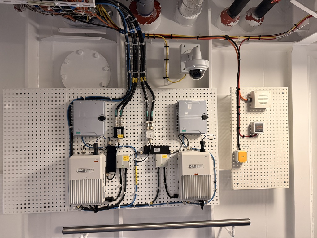 davepl1968's tweet photo. This is how homes and shops should be wired!  And everything should be duplicated for redundancy!

This is from an NCL cruise ship :-).  But I really like the "square peg board" system, does anyone know what it's called and if its used at all in residential/commercial? https://t.co/zGF982BOXj