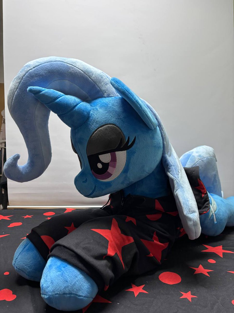MelodisDE's tweet photo. Next #plushie done for GalaCon
The GREAT AND POWERFUL Trixi in my waifu size :D
You may see where I got the inspiration from ;)
Also some glow in the dark embroided elements ^^

#mlp #mlpg4 #mlpfim #pony https://t.co/mjDDTWmNVg