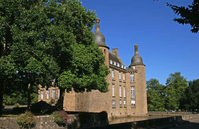 ThereseBaillard's tweet photo. Le #musée du #château de #Flers est installé dans l’ancienne demeure des comtes de Flers depuis 1901 dans l’#Orne en #Normandie. Sa scénographie vous propose une visite inédite du château de Flers. Depuis 2020, le musée de Flers accueille en ses murs la #MicroFolie. https://t.co/F5CIibFGFf