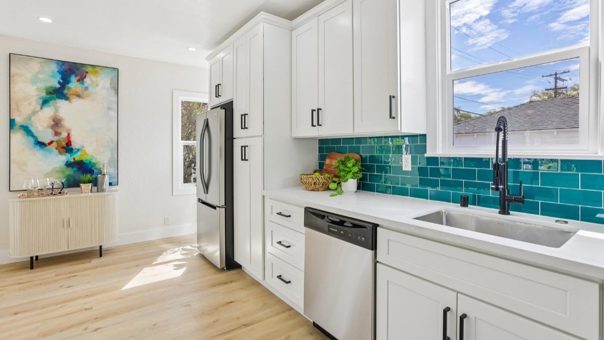 IronBridgeIBL's tweet photo. A little pop of color in today's Before &amp; After 🙌 Reach out to us if you're interested in learning how we can help fund your real estate investing dreams! 

#beforeandafter #homerenovation #fixandflip https://t.co/9qDeHCBfPa